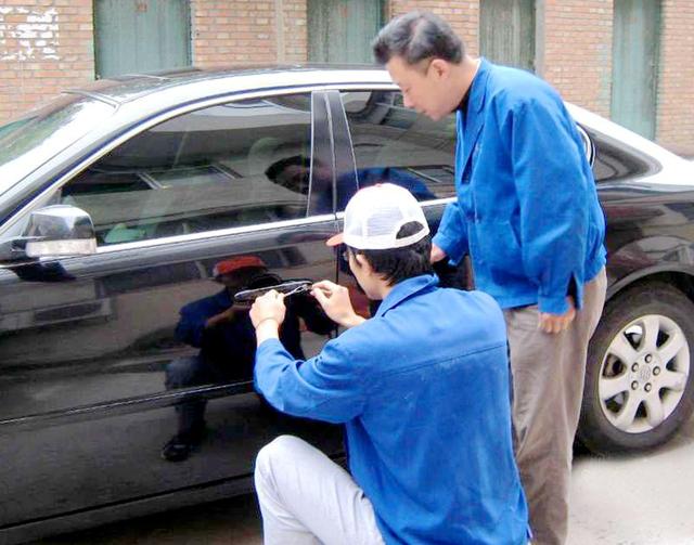 灵宝汽车钥匙丢在车里面怎么办?